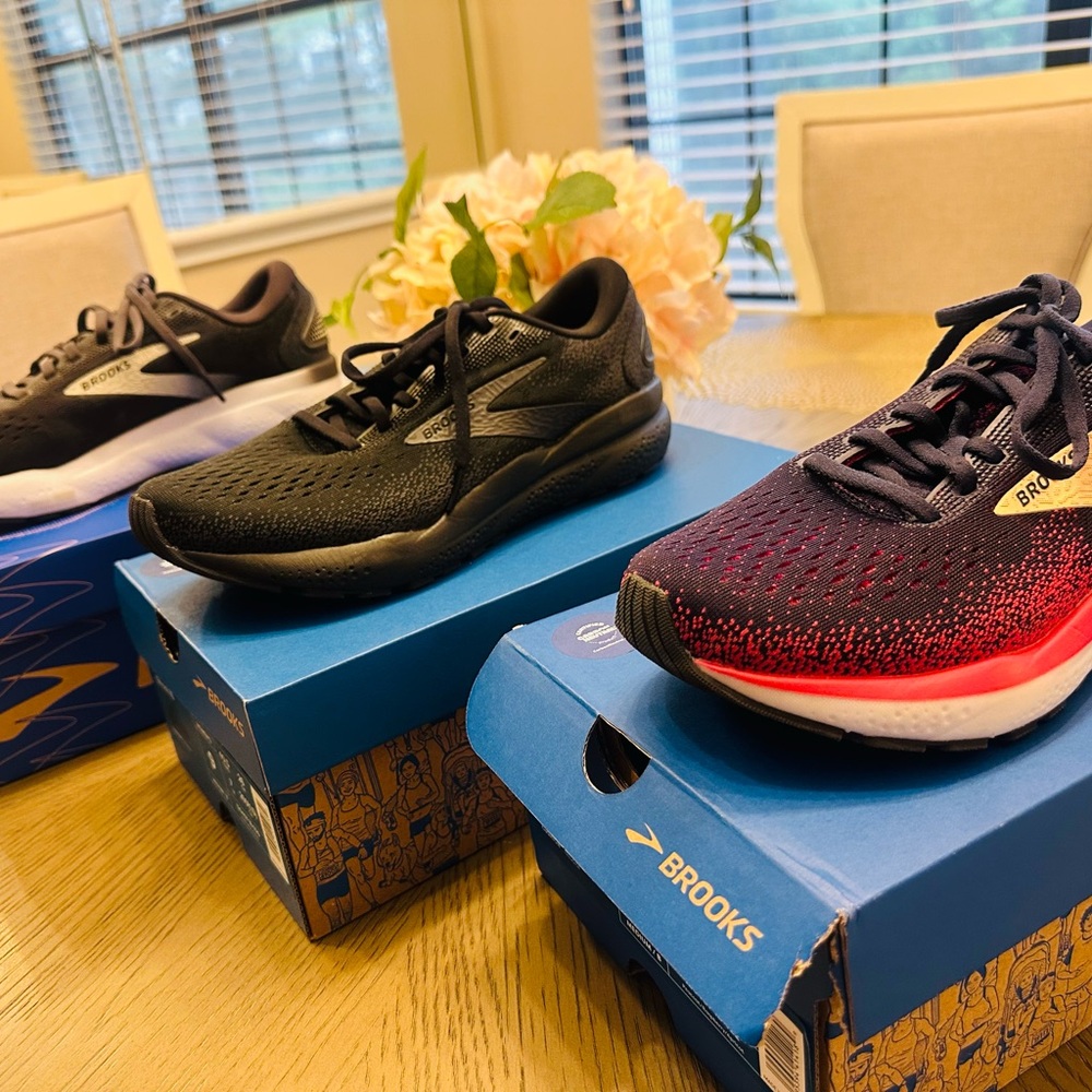 Brooks Ghost 16 Women's Shoes in Black - 3 Pairs LIKE NEW